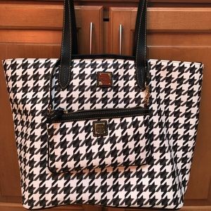 🌹Dooney & Bourke🌹 Large Pocket Book w/Wristlet